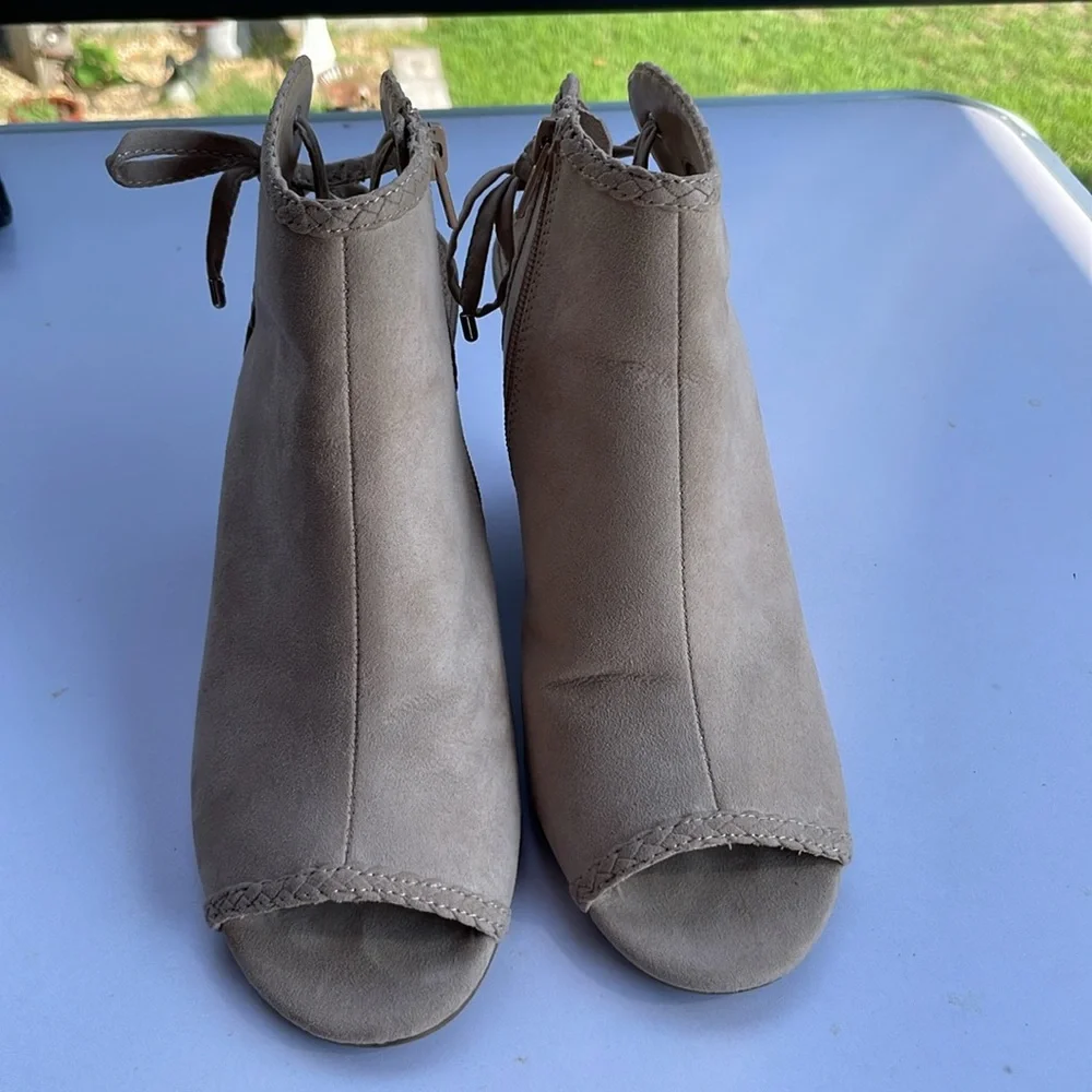 LC Lauren Conrad Boots Womens Beige Ankle Booties Suede Wedge Zip Up Size 9-12